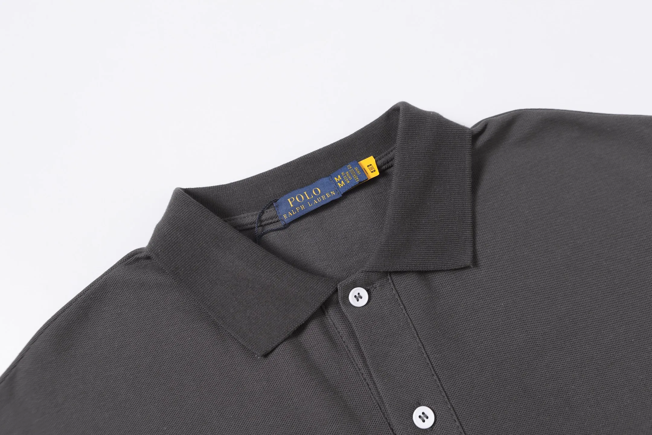 P146 Style No.: A013 [Ralph Lauren Classic Logo Embroidered Polo Shirt] ✅250g fine cotton pique fabric, custom-woven and dyed threads ✅Original stickers Scan the QR code to enter the official website ✅Large version, loose and stylish, can wear up to 210 pounds Color: Black White Navy Blue Sky Blue Dark Gray Floral Gray Size: S-XL